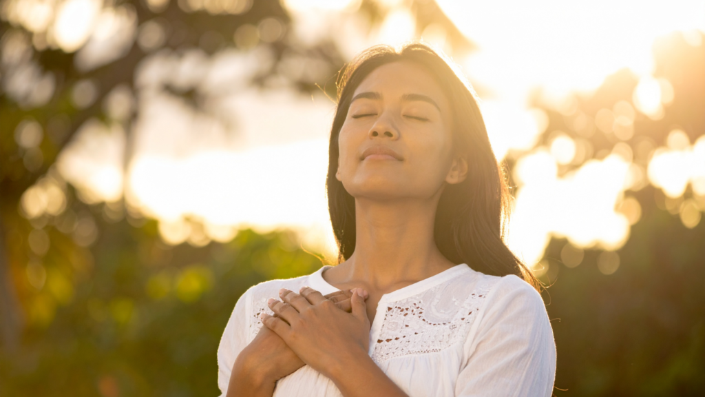 Mujer serena al aire libre — beneficios de asistir a terapia psicológica