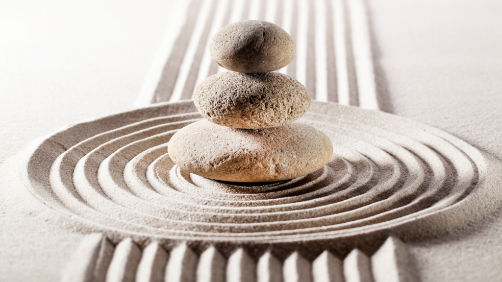 Piedras zen en equilibrio — mindfulness para reducir el estrés y la ansiedad