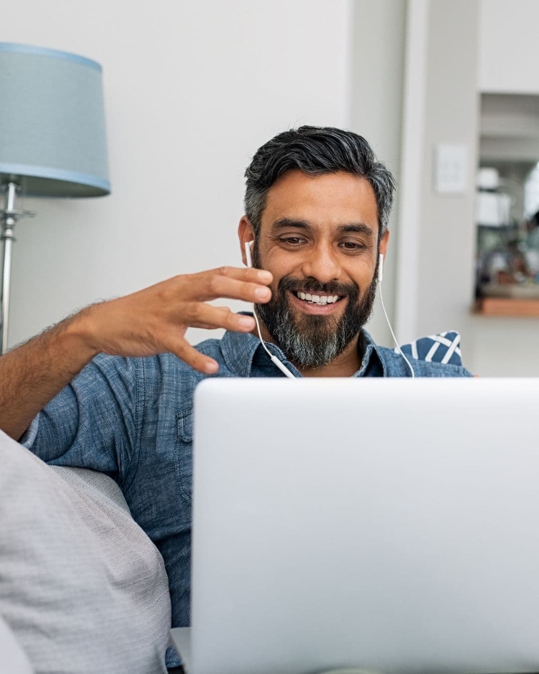 Persona recibiendo terapia psicológica online en español a través de videollamada